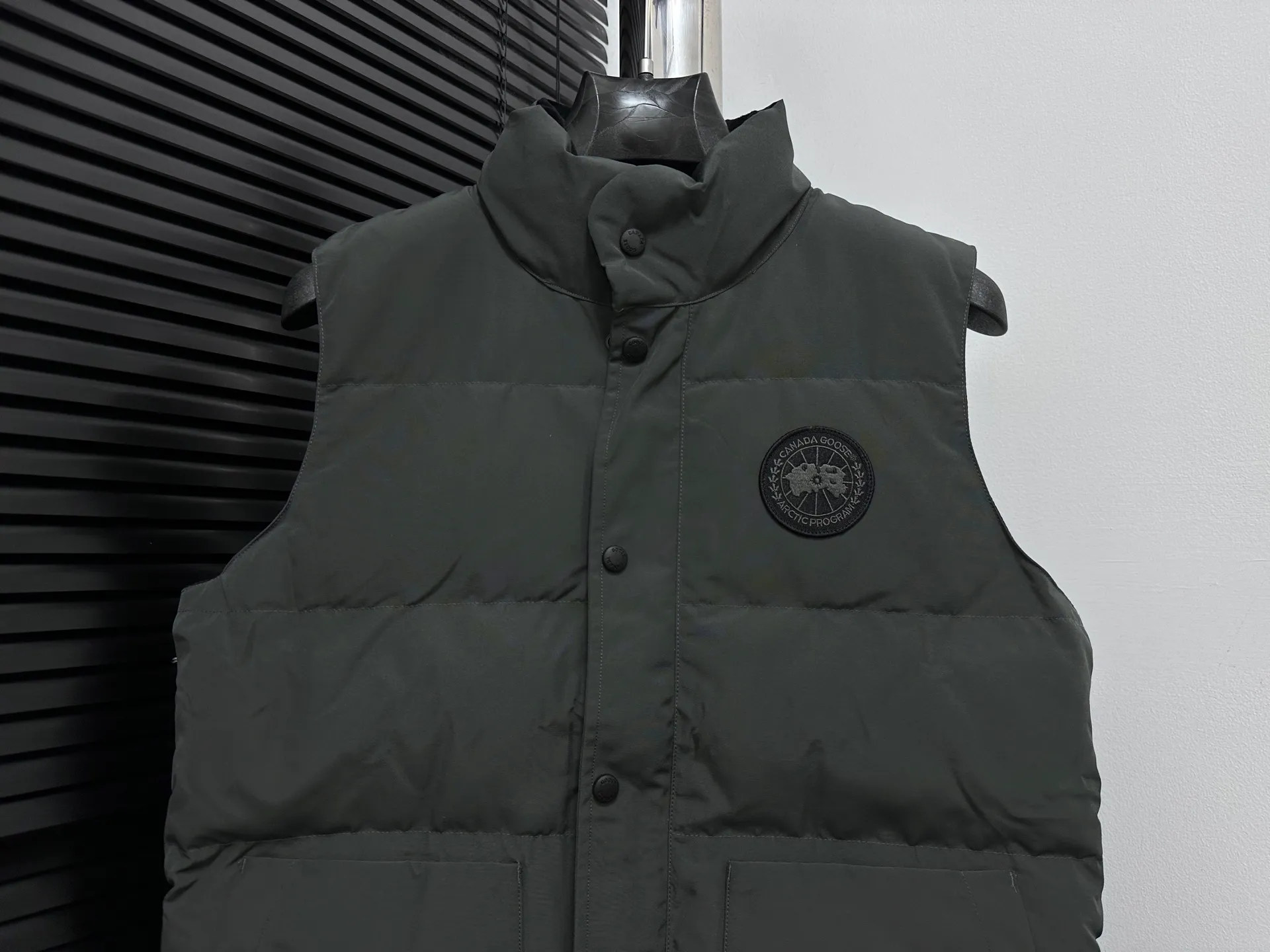 P360 [Canada Goose] Canada Goose #Freestyle Crew 4154M Men’s and Women’s Vest Down# ➖ Imported Behringer embroidery machine with customized 10,000-needle embroidery logo! ➖ Imported 21-count polyester-cotton blended original fabric, using Feather-Light 10D waterproof coating fabric, made of 84.5% polyester fiber and 15.5% cotton, 100% the best feel in the entire network! ➖ The genuine official website uses the national standard 80 white duck down, and will never be misled by false claims such as 90 down or goose down! ➖ 100% nylon nylon lining with double double-layer sealing design to prevent velvet from running away. Top-grade polar fleece is used in the collar and pockets to keep warm and comfortable! ➖ Yoshida YKK provides original custom-made electroplated sliders. YKK two-way lockable zippers are tight and smooth and will not peel off paint! ➖ 3M composite original Velcro is durable, and all accessories and hardware are disassembled and customized! ⛔No slander, no exaggeration, no need for too much copywriting, because it is focused, it is professional!  SIZE: XS S M L XL XXL
